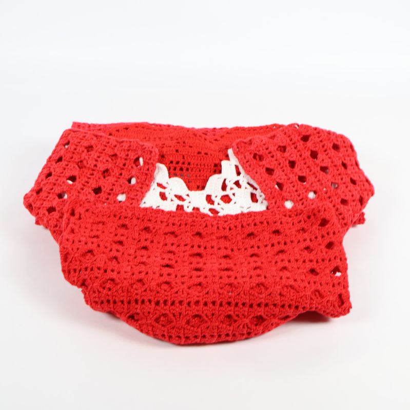 Närbild på virkad duk i rött och vit 