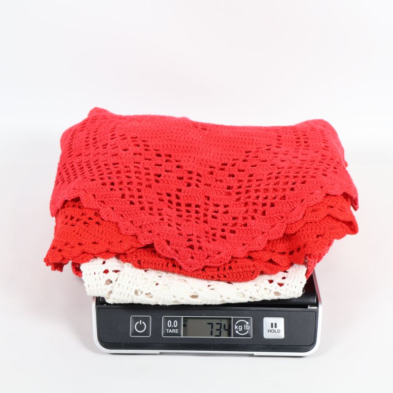 Flera dukar på våg med vikt 734 gram