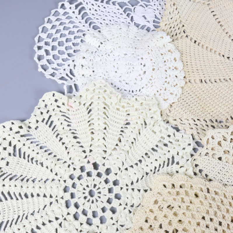 Detalj av ljusa virkade dukar i närbild