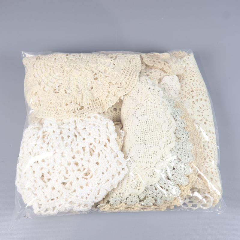 Spetsdukar packade i genomskinlig plastpåse