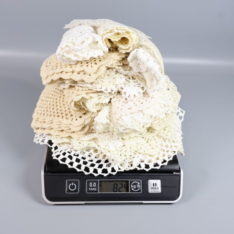 Virkade spetsdukar på våg med vikt visad 840 gram