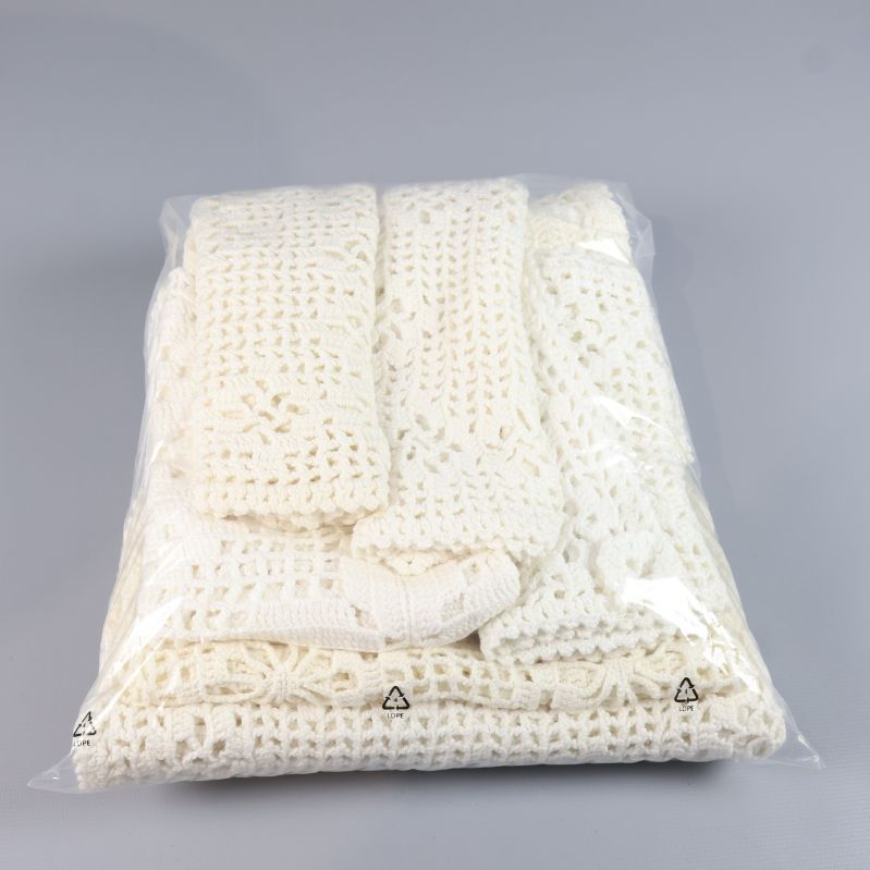 Virkade dukar förpackade i genomskinlig plastpåse
