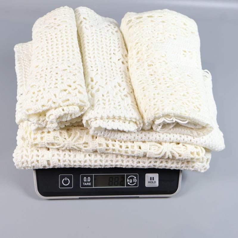 Virkade dukar liggande på våg, vikt synlig