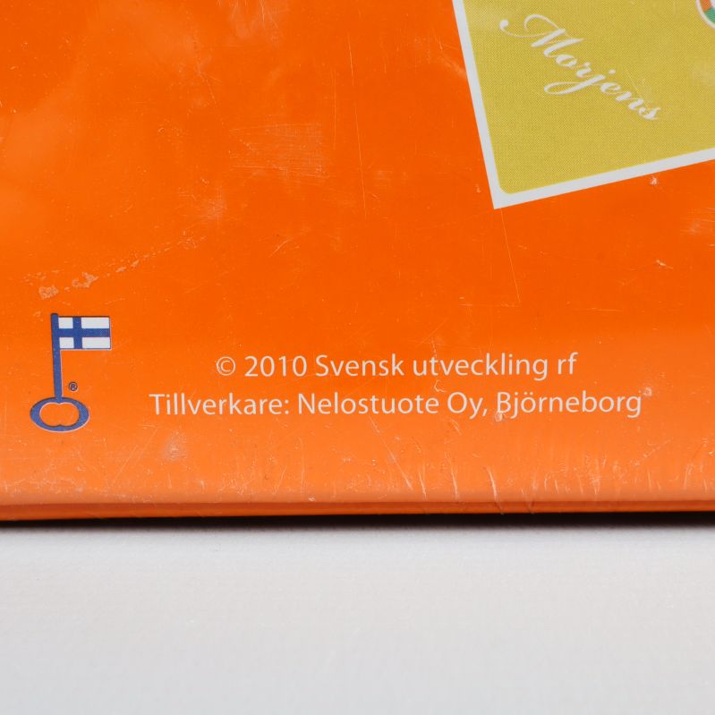 Närbild av tillverkare och utgivningsår på askens kant