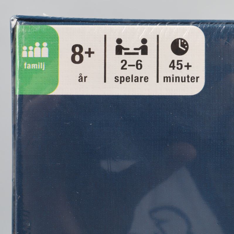Närbild på åldersmärkning och antal spelare för Antikrundan