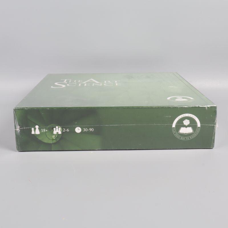 Grön spelbox sedd från sidan med symboler för antal spelare och ålder