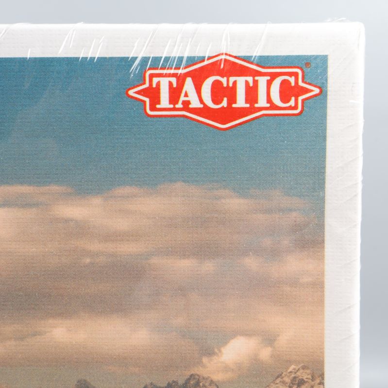 Närbild på Tactic-logotypen i rött hörn