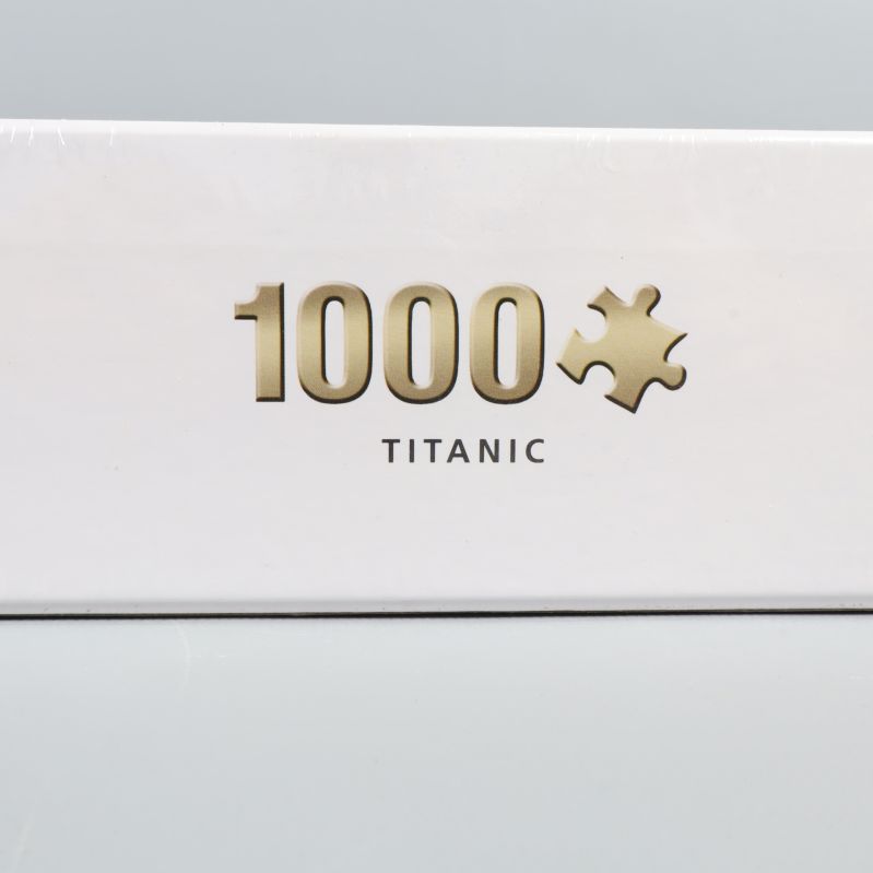 Detalj av text 1000 Titanic på sidan av pusselasken