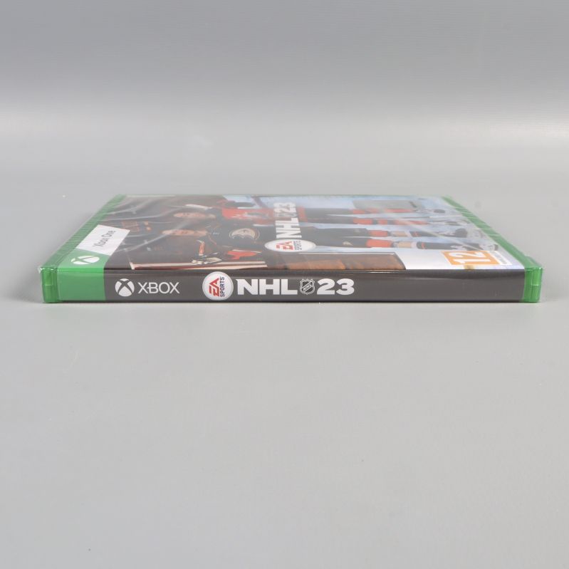 Spelaskens rygg med NHL 23-logga och Xbox-märkning