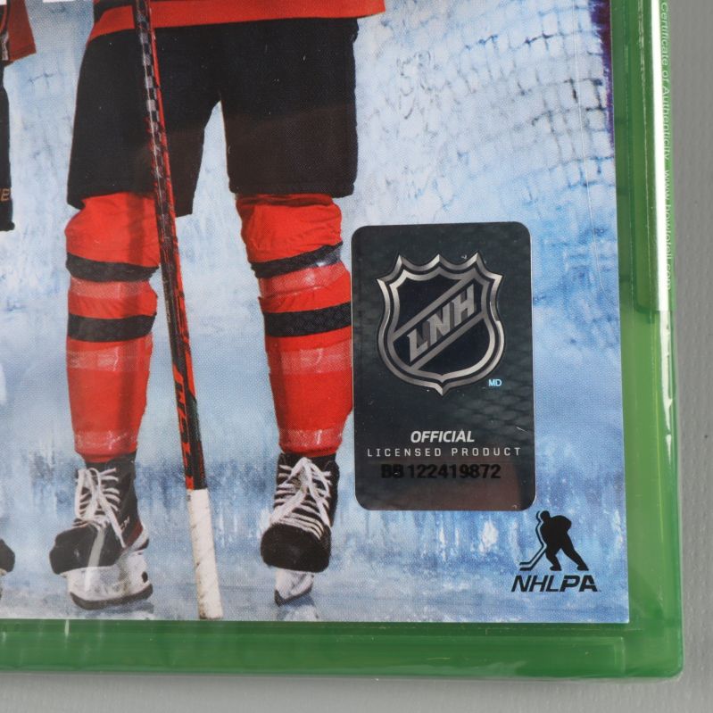 Närbild av NHL och NHLPA-loggor på omslaget till NHL 23