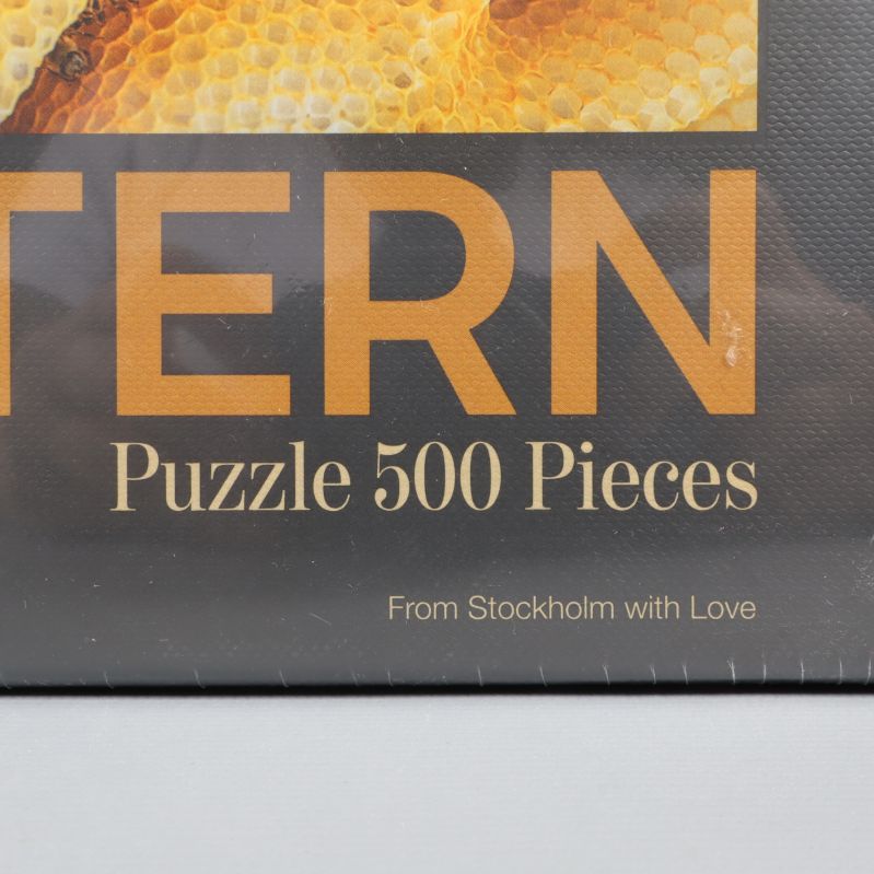 Närbild på framsida med text puzzle 500 pieces