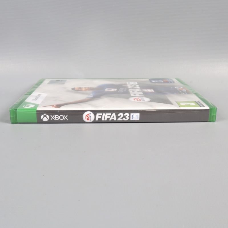 FIFA 23 Xbox One spelfodral fotograferat från sidan