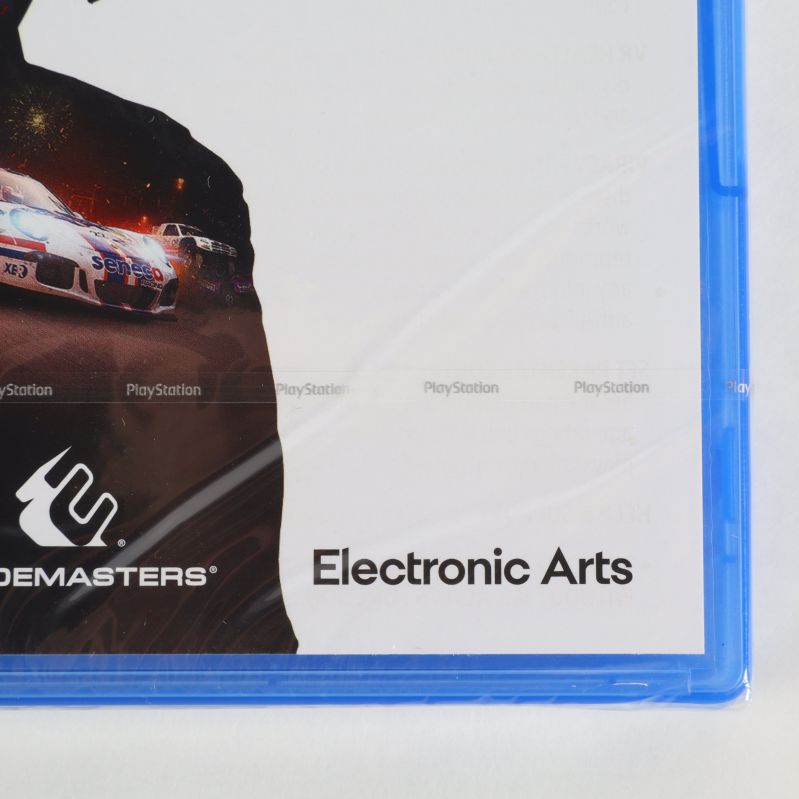 Närbild på Electronic Arts och Codemasters logotyper på spelets framsida