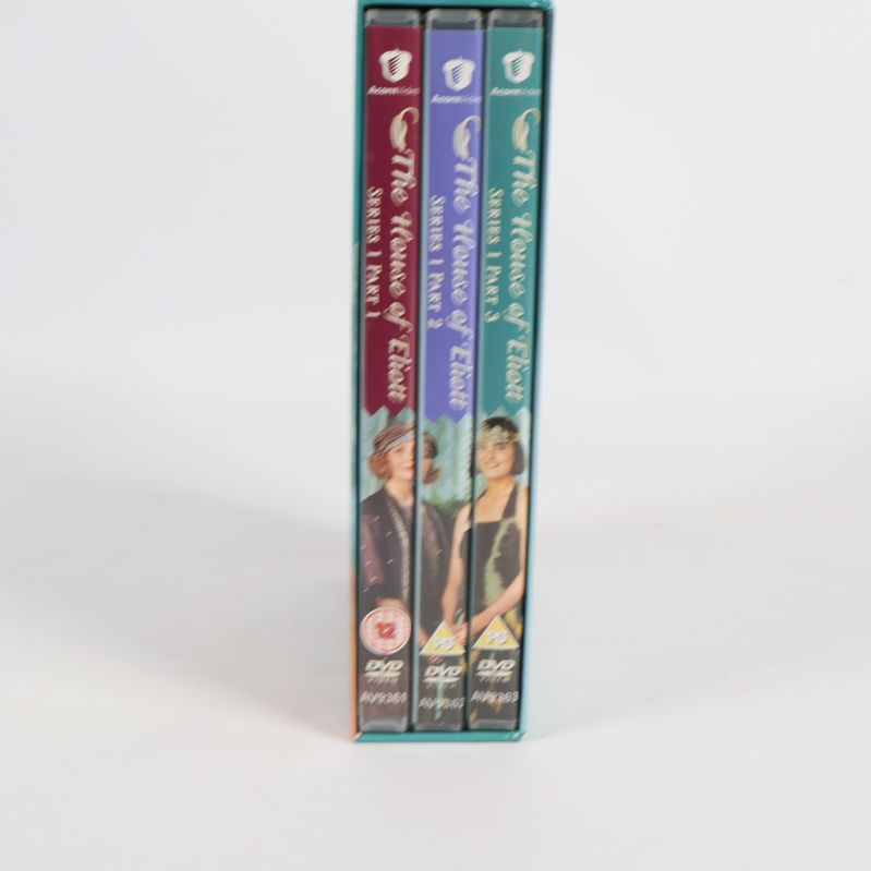 Sida av DVD-box med tre separata DVD-fodral synliga
