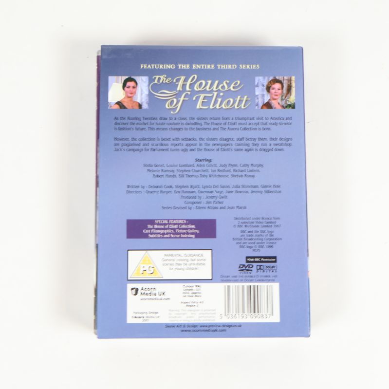 Baksidan av DVD-boxen med text och detaljer