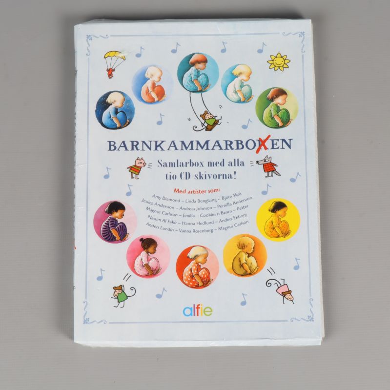 Framsidan av Barnkammarboken box med illustrationer och titlar