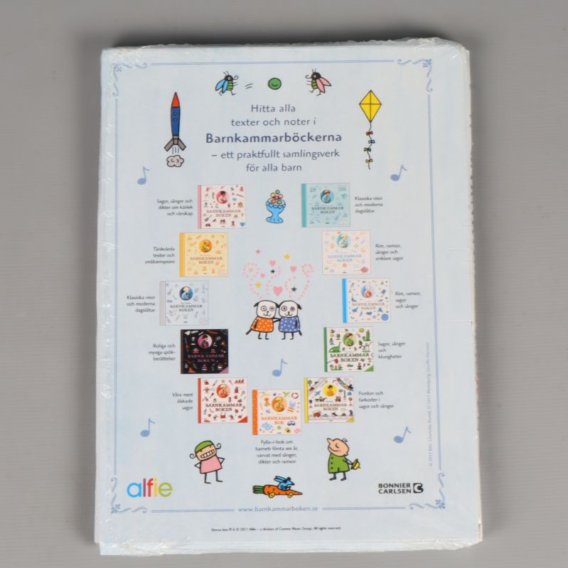 Baksidan av box med översikt över Barnkammarböckerna och illustrationer