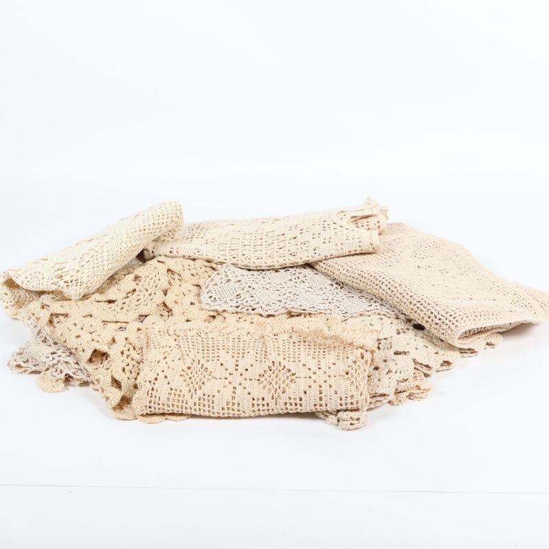 Flera spetsdukar i olika nyanser staplade på varandra