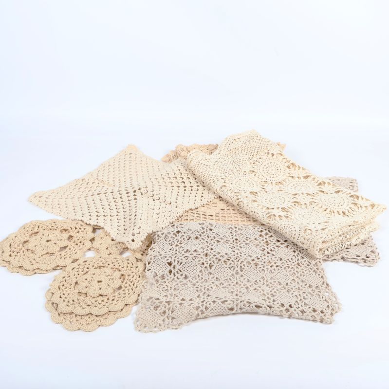 Uppfällda virkade dukar visar olika former och mönster