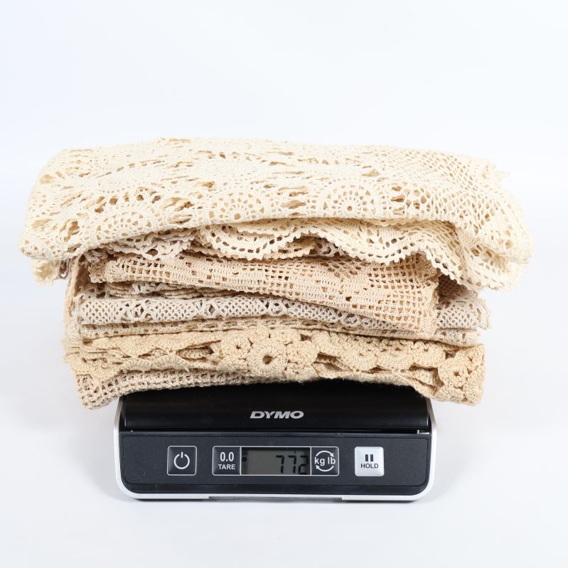 Virkade spetsdukar vägs på digital våg med vikten 773 gram