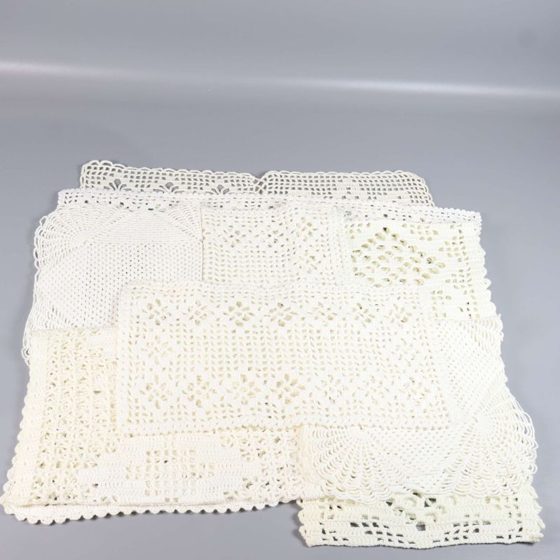 Närbild på hela setet av fyrkantiga virkade dukar