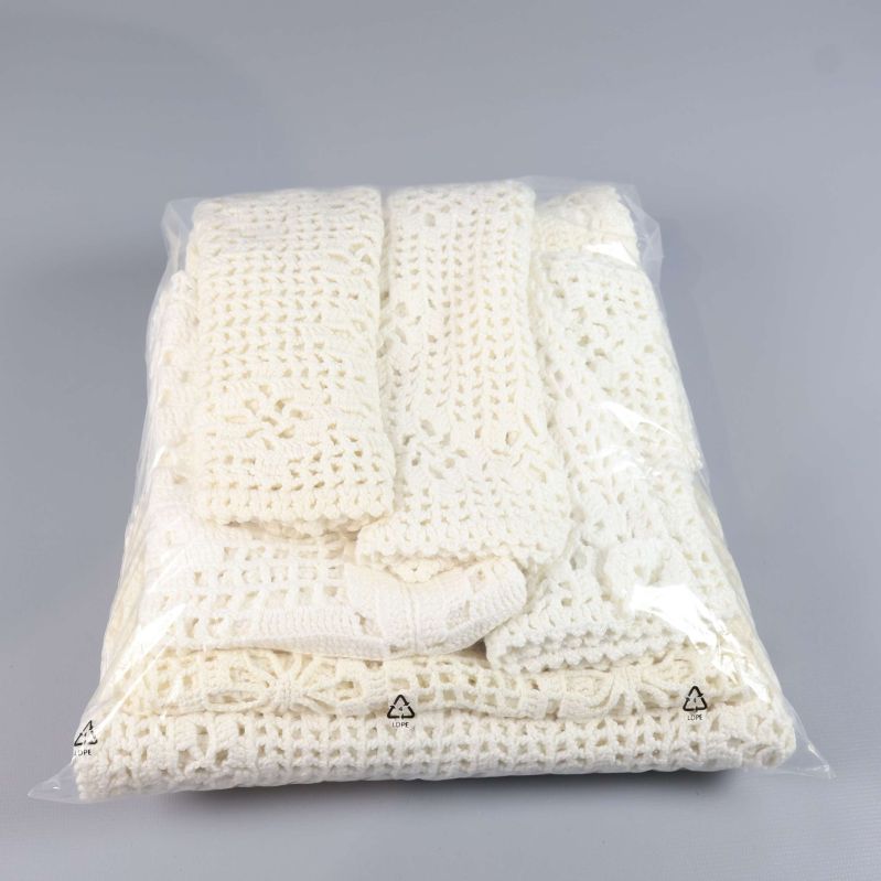 Virkade dukar packade i genomskinlig plastpåse