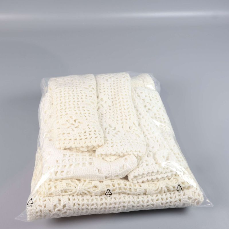 Virkat dukset i påse placerad på grå bakgrund