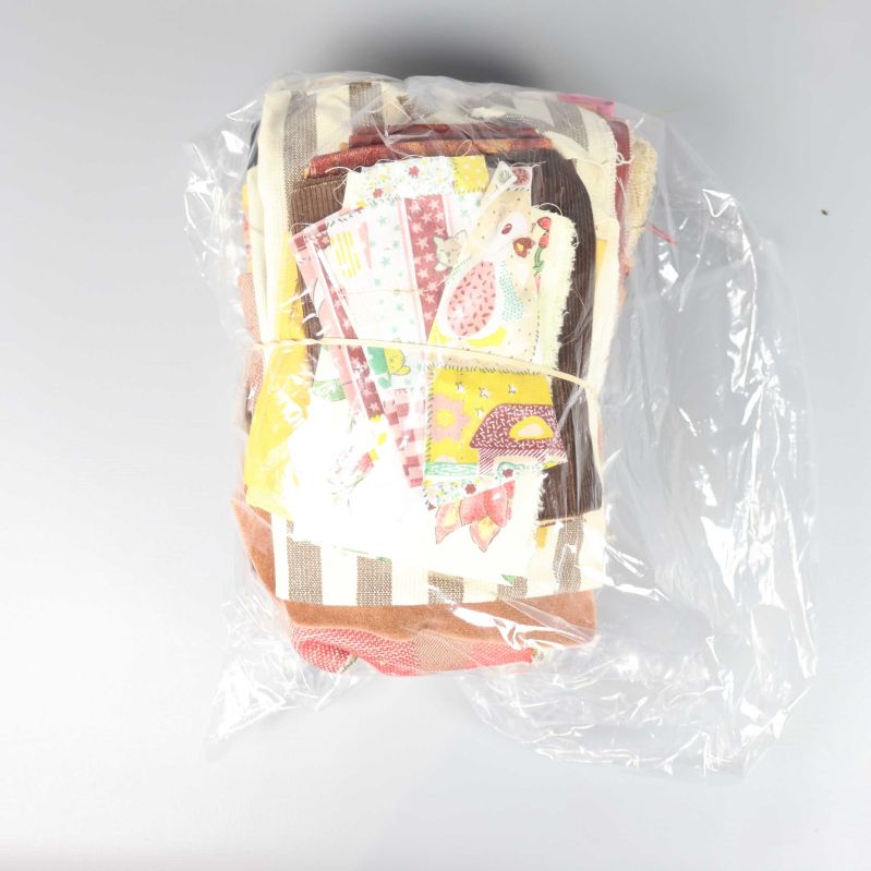Alla tygbitar samlade och förpackade i en plastpåse