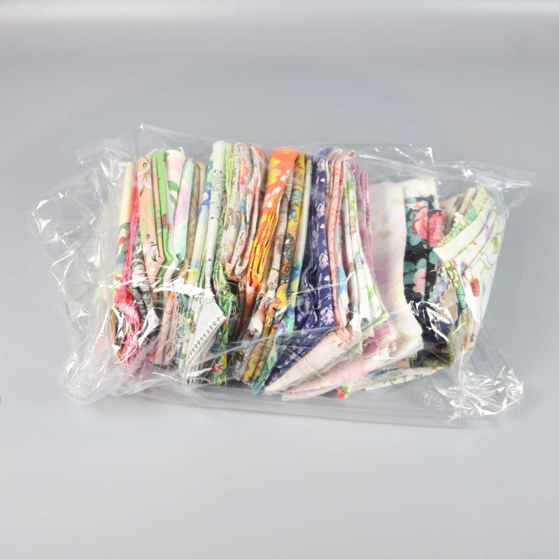 Tygbitar i genomskinlig plastpåse inslagna för förvaring