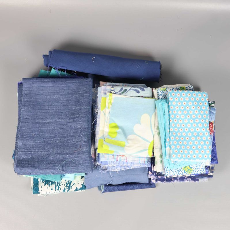 Översikt ovanifrån av flera vikta blåa tygstycken