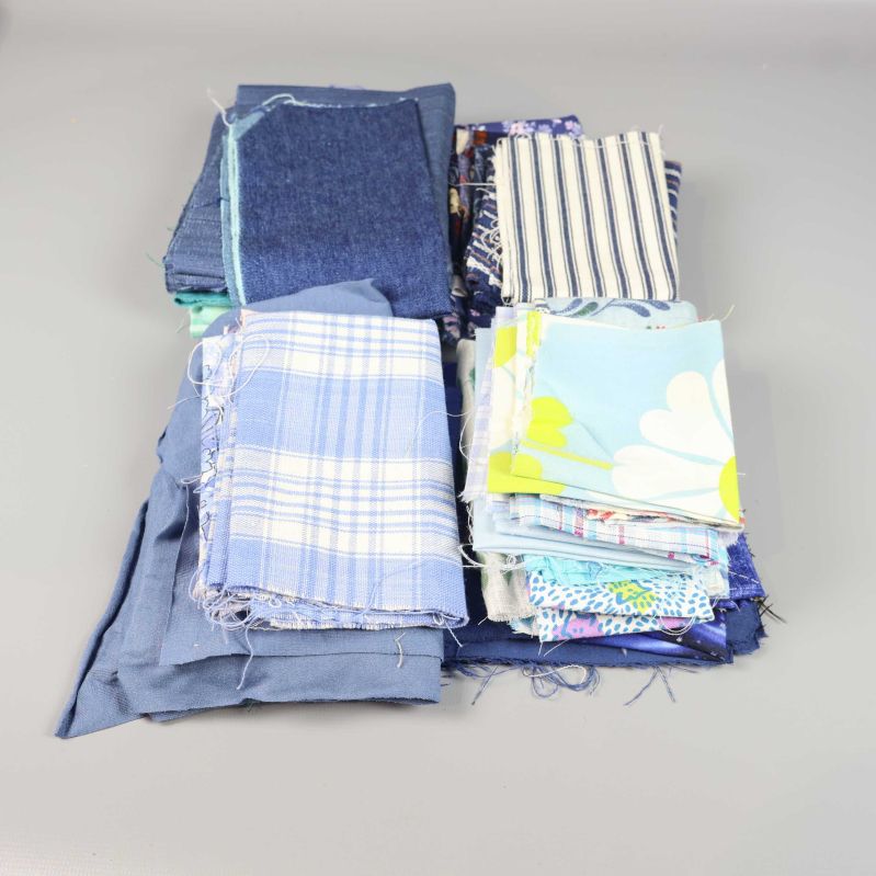 Trav med blå och ljusmönstrade tygbitar synliga framifrån