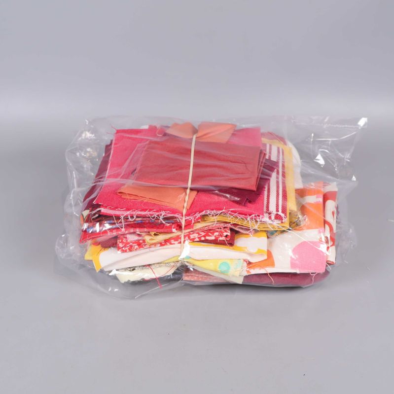 Tygbitar i plastpåse, förpackade och bundna med snöre