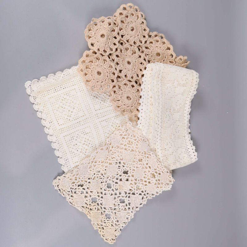 Olika mönstrade virkade spetsar uppvikta på grå bakgrund