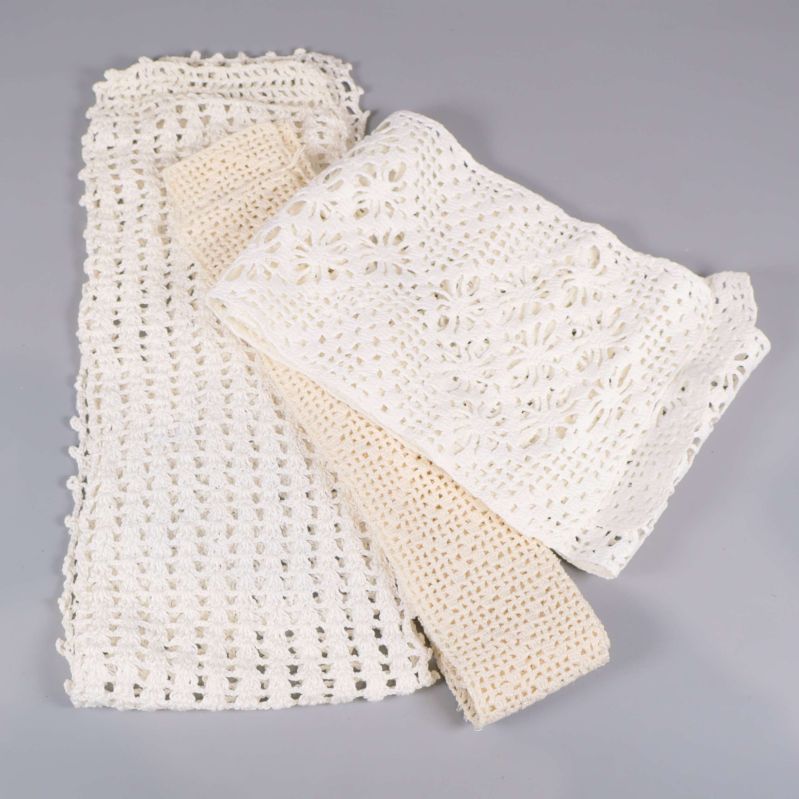 Två större virkade spetsar i olika virktekniker