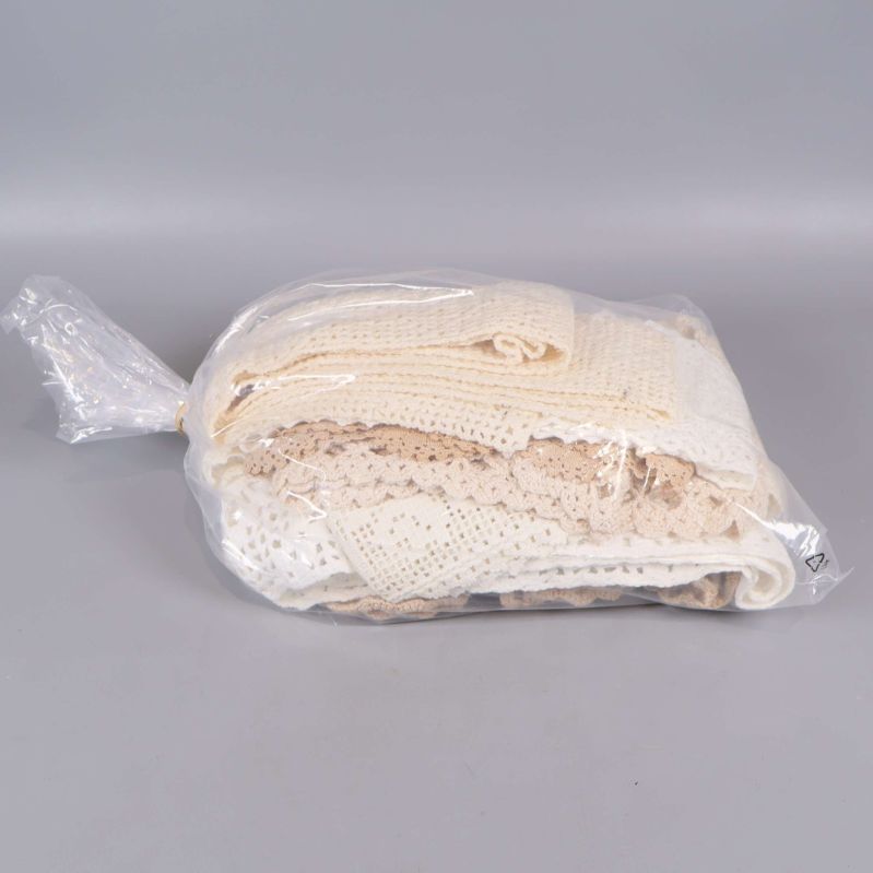 Samtliga virkade spetsar packade i en genomskinlig plastpåse