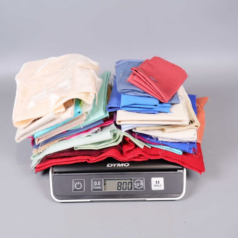 Stuvbitar staplade på våg som visar 800 gram