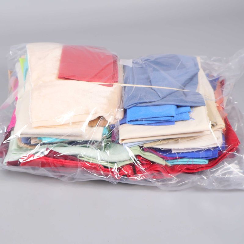 Stuvbitar blandade i plastpåse, olika färger syns