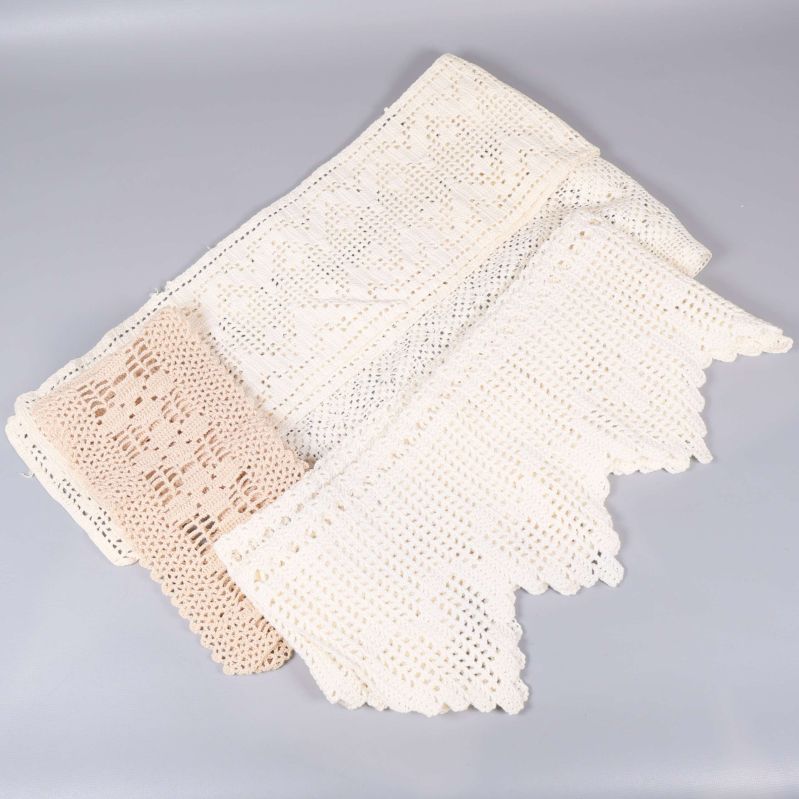 Tre utlagda buntar med olika spetsmönster