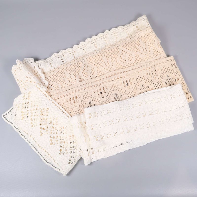  beige och vit virkad spets liggande bredvid varandra