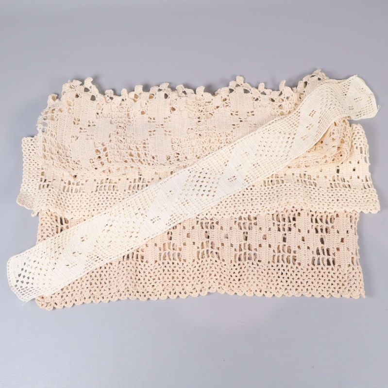 Närbild på spetskant och virkad struktur