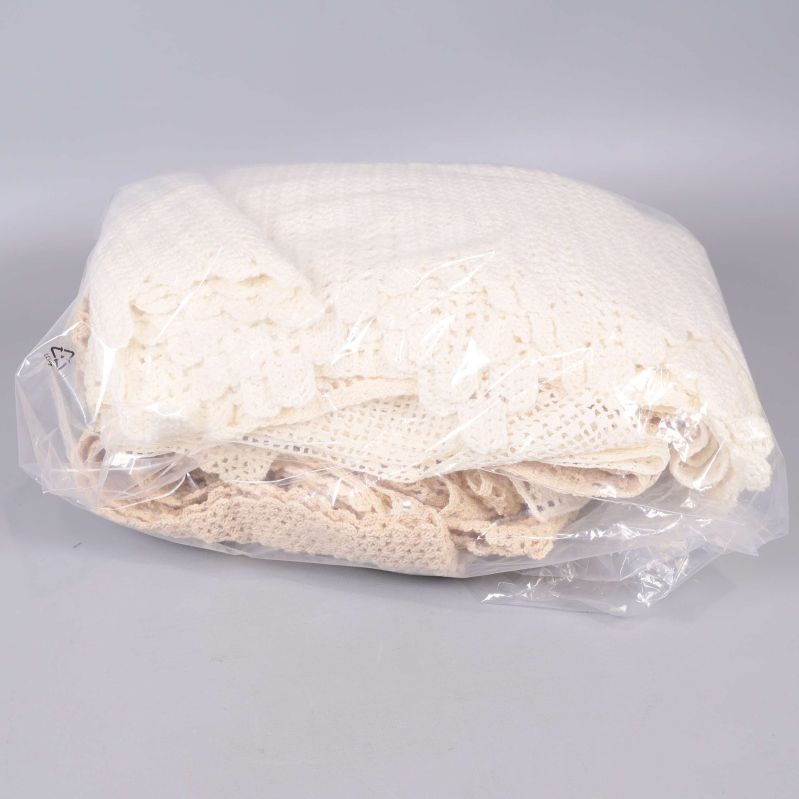 Virkade spets packade i plastpåse