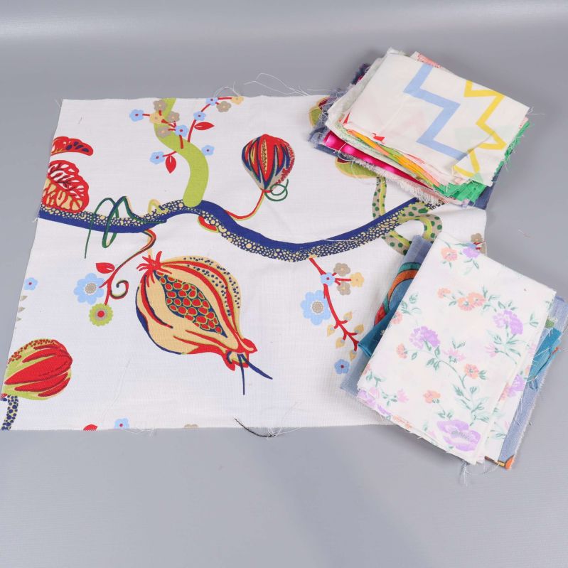 Tygbitar med blommönster och pastellfärger i två högar