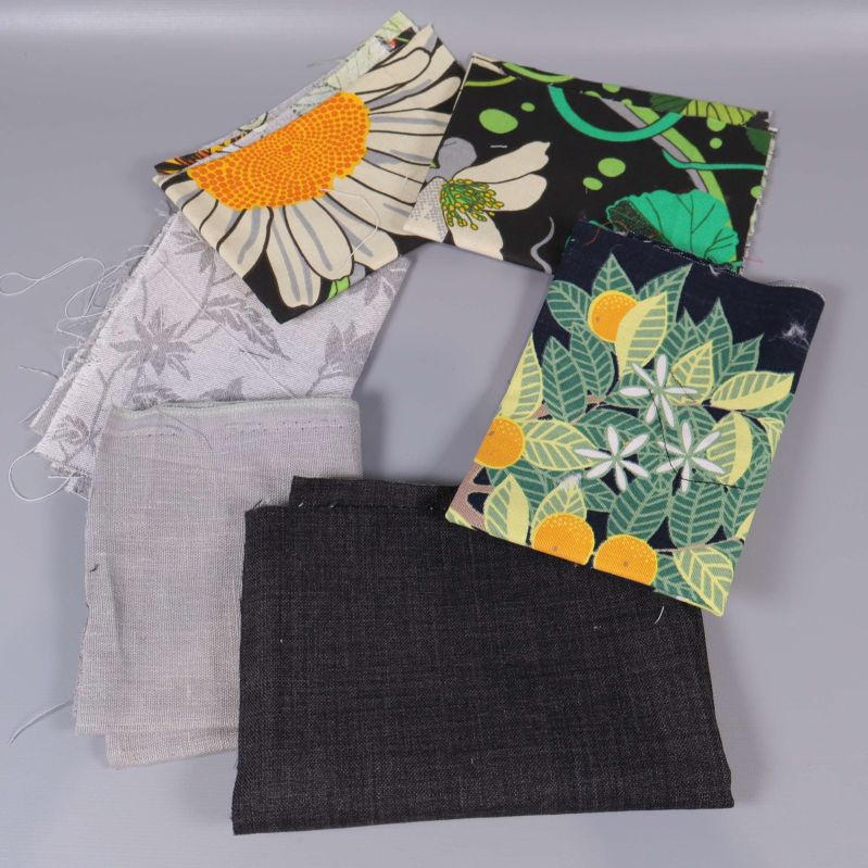 Blommiga och svarta textilbitar med kontrasterande färger