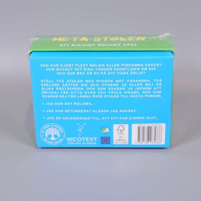 Baksidan av Heta Stolen spelkartong med spelbeskrivning och logotyper