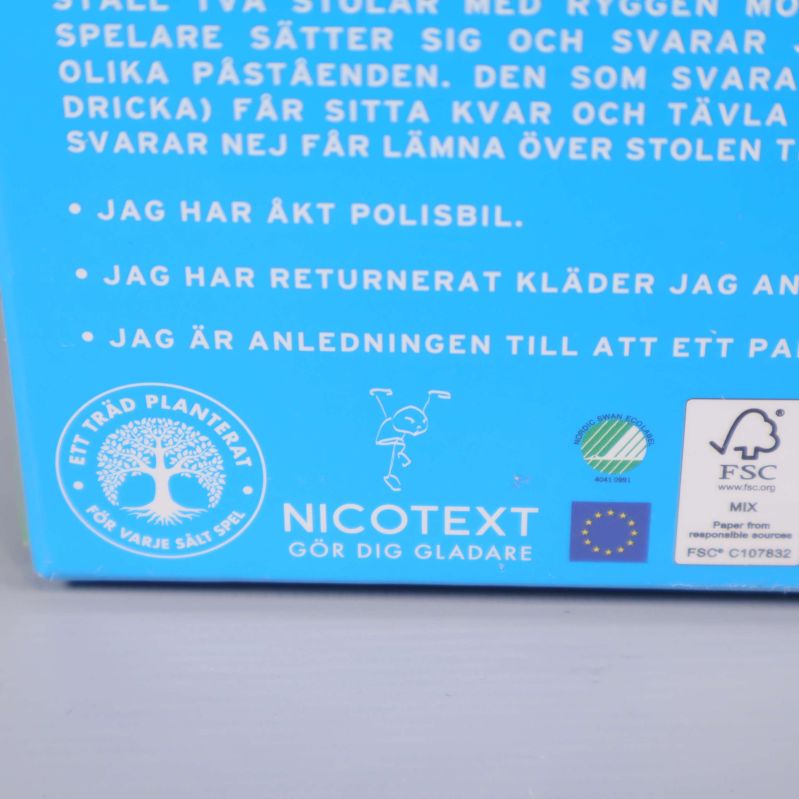 Närbild på baksidans Nicotext logotyp och miljömärkningar