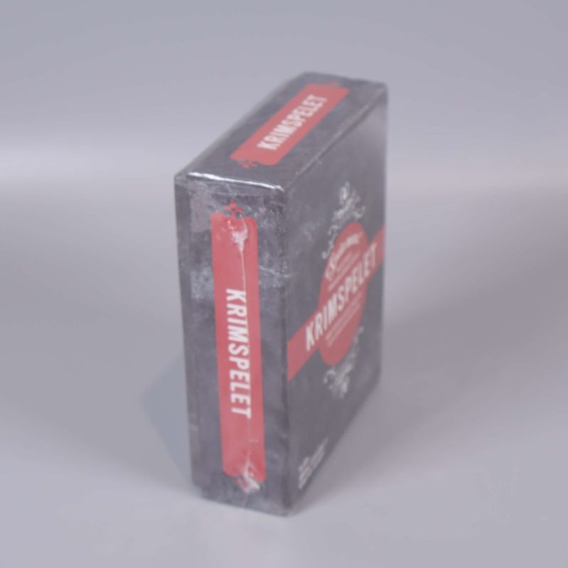 Krimspelet stående snett med röd sida synlig