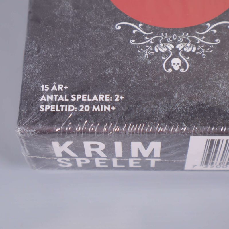 Närbild av hörnet på Krimspelet som visar åldersgräns och spelartal