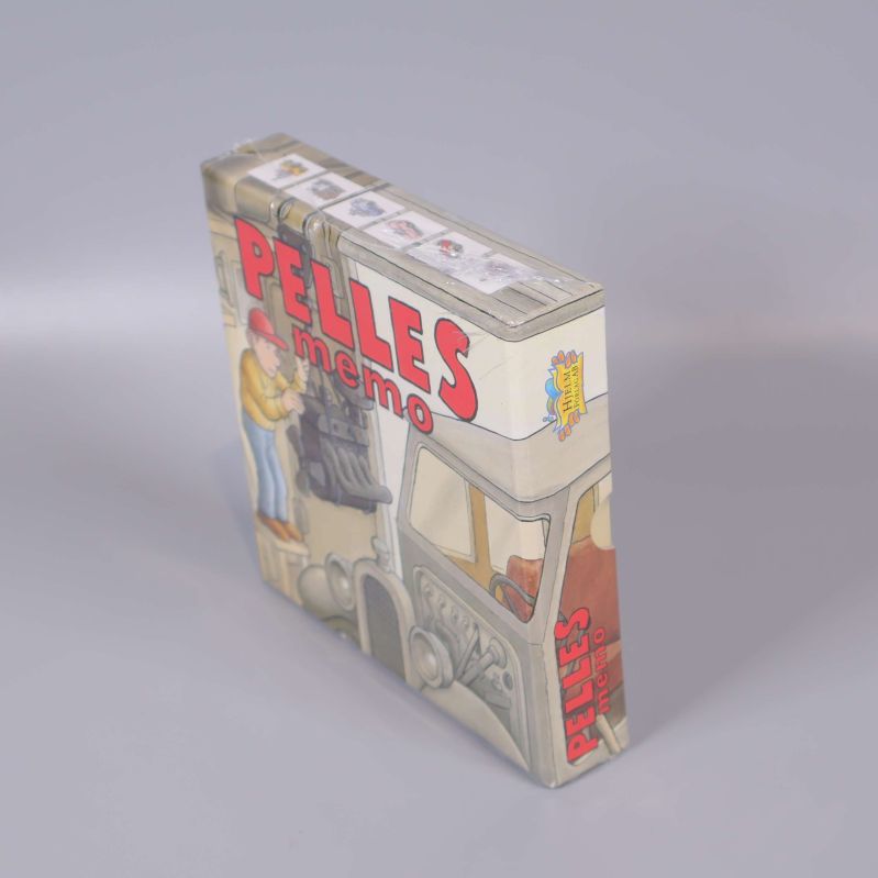 Snett perspektiv på Pelles memo med synligt fordonsmotiv