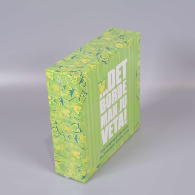 Sällskapsspelet i vinkel med grön dekor