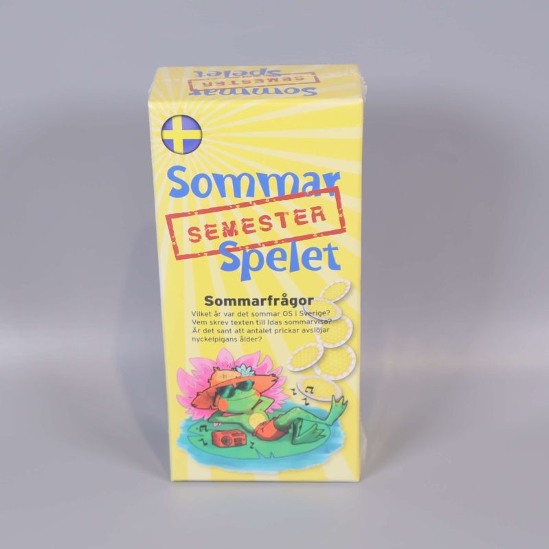 Framsidan av Sommar Semesterspelet med gul design och illustration